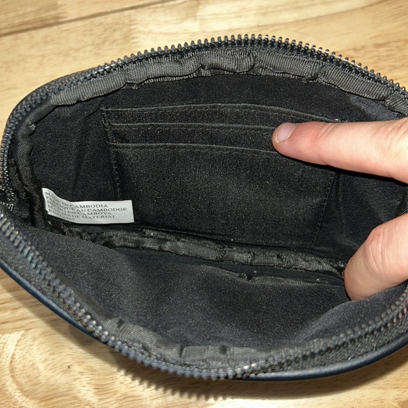 EUC Gray geometric design wristlet - Picture 4 of 4